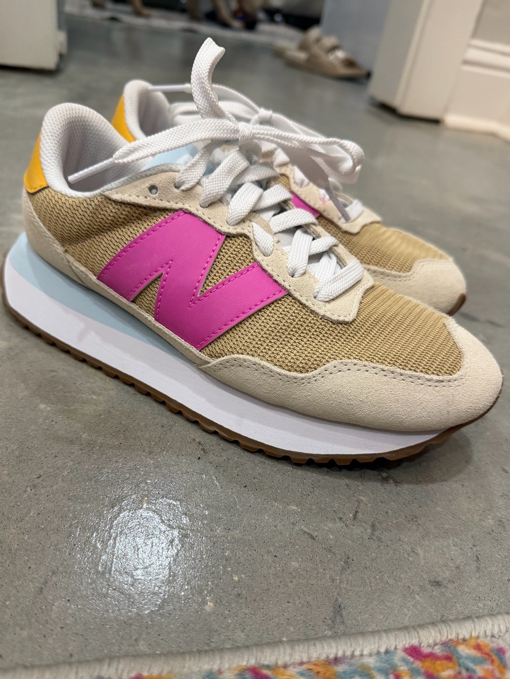 New Balance Women’s 237 sneakers Beige Sneaker with Pink N and Yellow Heel